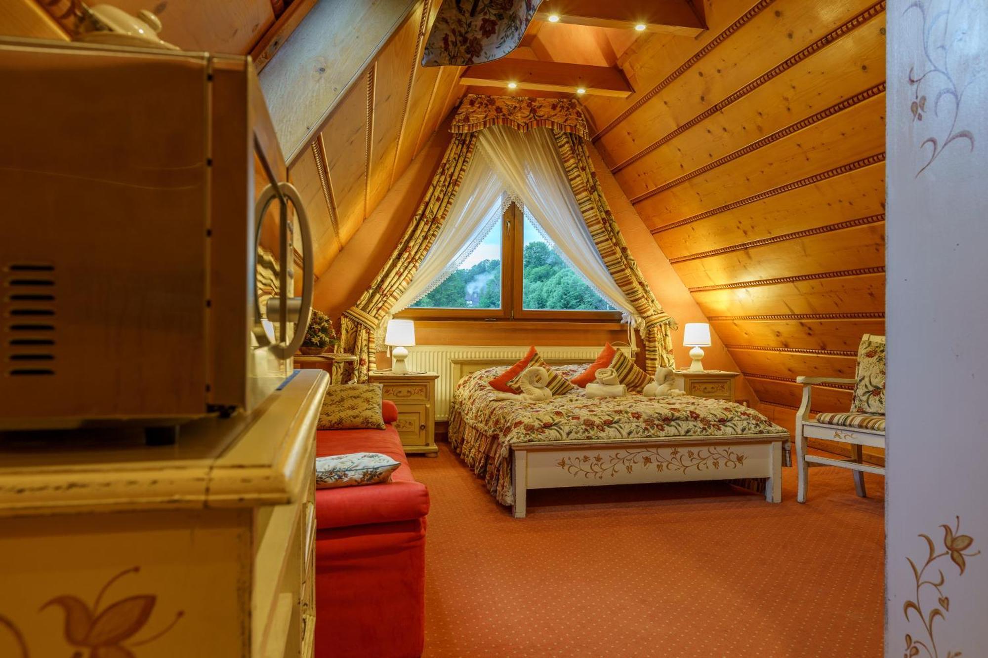 Bed & Breakfast Lesny Dworek 5*